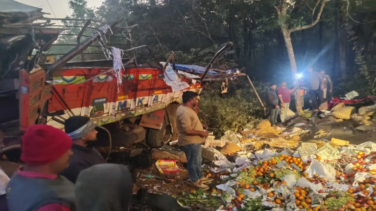 Fruit truck overturns in Kannada's Uttara district, 11 dead